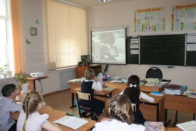 Дети смотрят фильм о Великой Отечественной войне