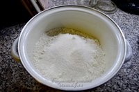 Мука пшеничная с сахаром в кастрюле